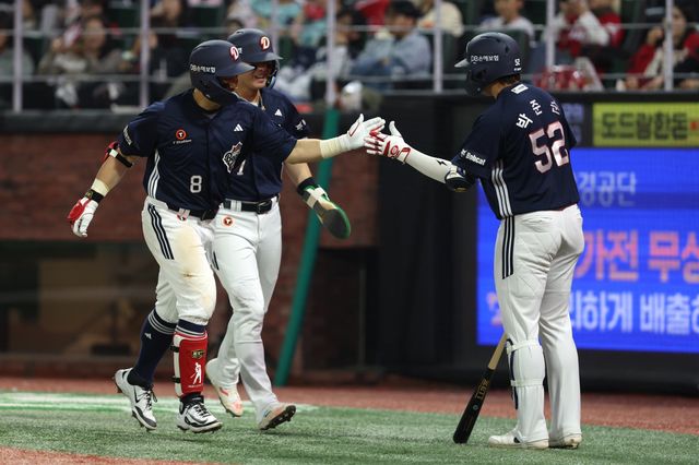 두산 손아섭(8번)이 14일 인천 SSG랜더스필드서 열린 SSG와 원정경기서 4회초 2점 홈런을 친 뒤 박준순과 하이파이브를 하고 있다. 사진제공｜두산 베어스