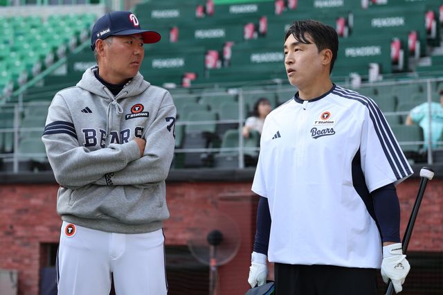 두산 손아섭(오른쪽)이 14일 인천 SSG전을 앞두고 김원형 감독과 대화를 나누고 있다. 사진제공｜두산 베어스