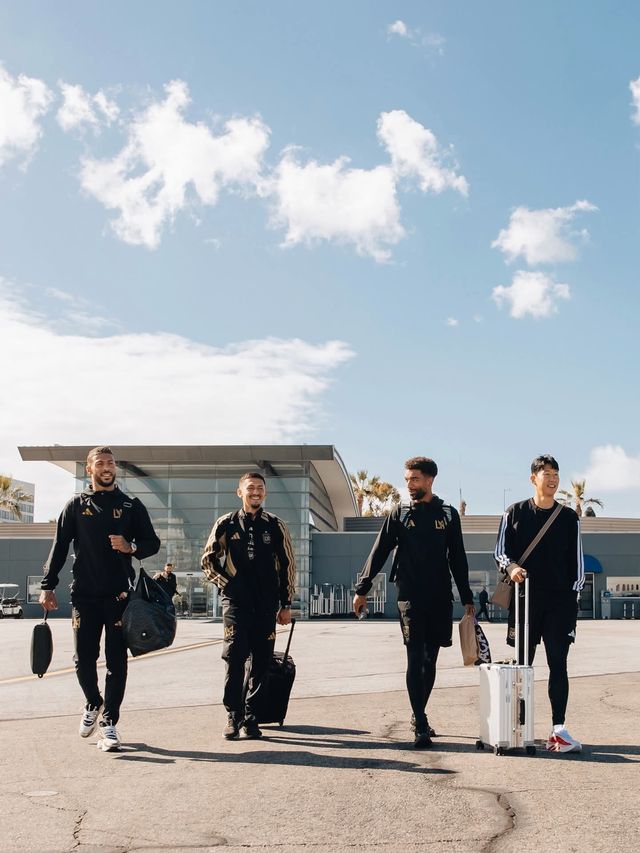 LAFC 손흥민(오른쪽)이 크루스 아술과 북중미 챔피언스컵 8강 2차전을 하루 앞둔 14일(한국시간) 멕시코 푸에블라로 출국하고 있다. 사진출처｜LAFC 페이스북