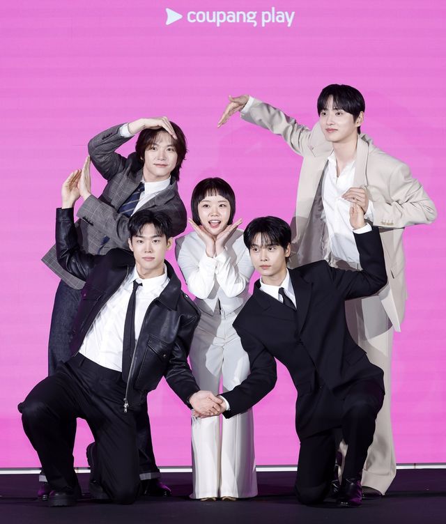 [서울=뉴시스] 김혜진 기자 = 배우 손정혁(왼쪽부터), 김재현, 김향기, 차학연, 김동규가 14일 오전 서울 구로구 신도림 더 세인트에서 열린 쿠팡플레이 시리즈 ‘로맨스의 절댓값’ 제작발표회에서 포즈를 취하고 있다. 2026.04.14. jini@newsis.com