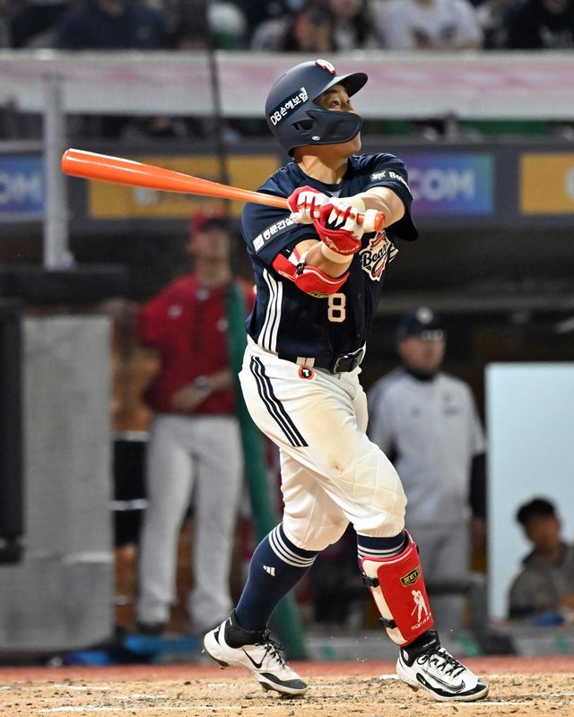 두산 손아섭이 14일 인천 SSG랜더스필드서 열린 SSG와 원정경기서 4회초 2점 홈런을 친 뒤 타구를 바라보고 있다. 사진제공｜두산 베어스