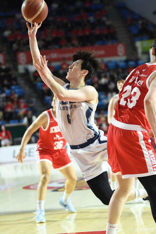 소노 이정현이 14일 잠실학생체육관에서 열린 SK와 6강 PO 2차전 도중 상대 수비를 뚫고 어렵게 레이업슛을 시도하고 있다. 사진제공｜KBL