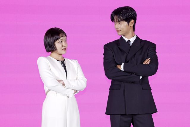 [서울=뉴시스] 김혜진 기자 = 배우 김향기(왼쪽) 차학연이 14일 오전 서울 구로구 신도림 더 세인트에서 열린 쿠팡플레이 시리즈 ‘로맨스의 절댓값’ 제작발표회에서 포즈를 취하고 있다. 2026.04.14. jini@newsis.com