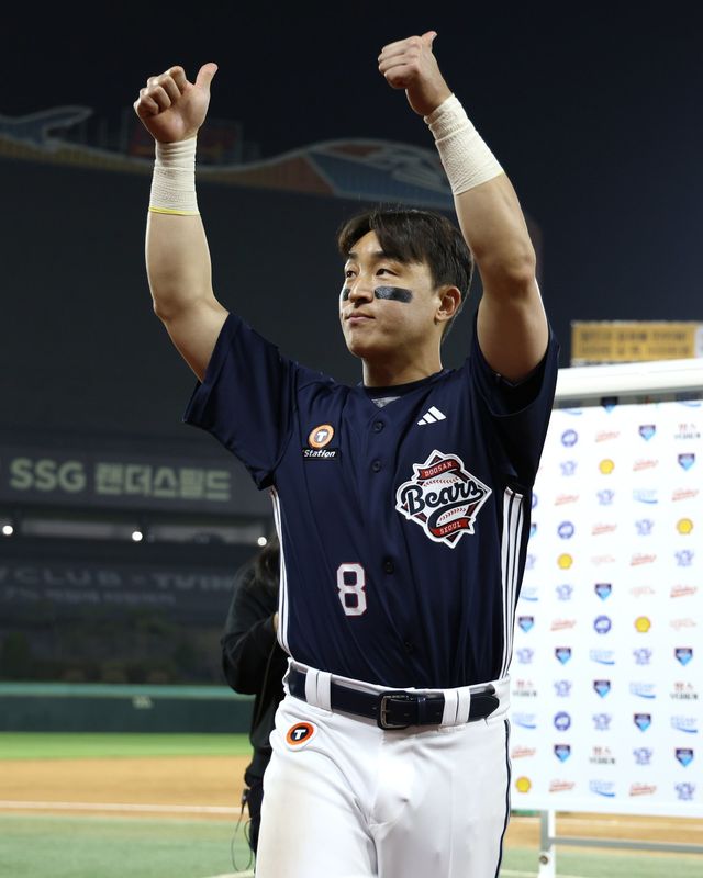 두산 손아섭이 14일 인천SSG랜더스필드서 열린 SSG와 원정경기가 끝난 뒤 두산 원정팬을 향해 감사 인사를 하고 있다. 사진제공｜두산 베어스