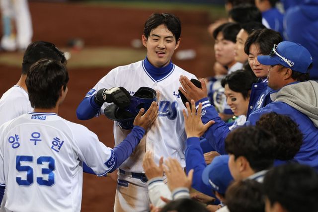 삼성 구자욱(가운데)이 14일 대전 한화전을 앞두고 갈비뼈 미세 실금 부상으로 인해 1군 엔트리에서 제외됐다. 통증이 가라앉을 때까지 당분간 휴식을 취할 전망이다. 사진제공｜삼성 라이온즈