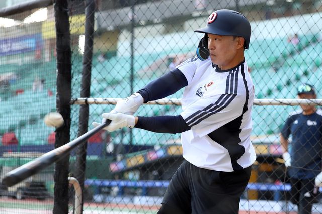 두산 손아섭은 14일 인천 SSG전에 앞서 타격 훈련을 하고 있다. 사진제공｜두산 베어스