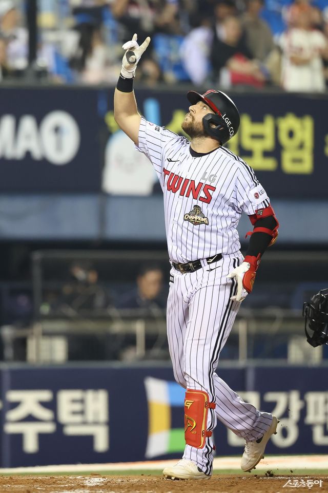 LG 외국인 타자 오스틴 딘이 14일 잠실구장서 열린 롯데전서 홈런을 친 뒤 세리머니를 펼치고 있다. 사진제공｜LG 트윈스