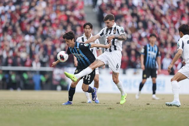 서울 바베츠(오른쪽)가 2월 28일 인천과 원정경기 도중 이청용과 볼을 다투고 있다. 사진제공｜한국프로축구연맹