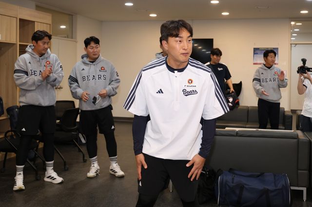 두산 손아섭이 14일 인천 SSG전을 앞두고 선수단과 인사하고 있다. 사진제공｜두산 베어스