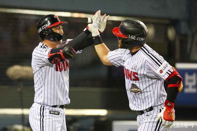 LG 외국인 타자 오스틴 딘(오른쪽)이 14일 잠실구장서 열린 롯데전서 홈런을 친 뒤 오지환과 손뼉을 마주치고 있다. 사진제공｜LG 트윈스