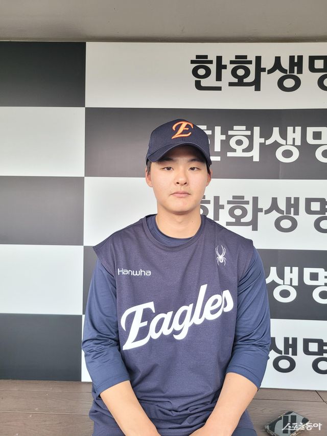 한화 이교훈이 14일 대전한화생명볼파크서 트레이드 이적 후 첫 인터뷰를 진행했다. 두산에서 한화로 유니폼을 갈아입은 이교훈은 “양의지 선배와 대결해보고 싶다”라며 남다른 각오를 전하기도 했다. 대전｜장은상 기자 award@donga.com