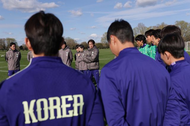 홍명보 축구국가대표팀 감독(오른쪽)은 2026북중미월드컵의 최대 화두인 ‘고지대 적응’을 위해 맞춤형 훈련 프로그램을 마련했다. 지난달 코트디부아르와 평가전을 앞두고 영국 밀턴킨스서 진행된 팀 훈련 도중 짧은 미팅을 하는 모습. 사진제공｜대한축구협회