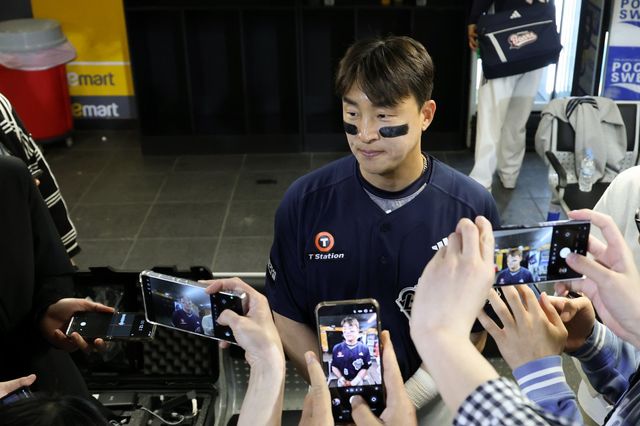 두산 손아섭이 14일 인천SSG랜더스필드서 열린 SSG와 원정경기가 끝난 뒤 취재진과 인터뷰하고 있다. 사진제공｜두산 베어스