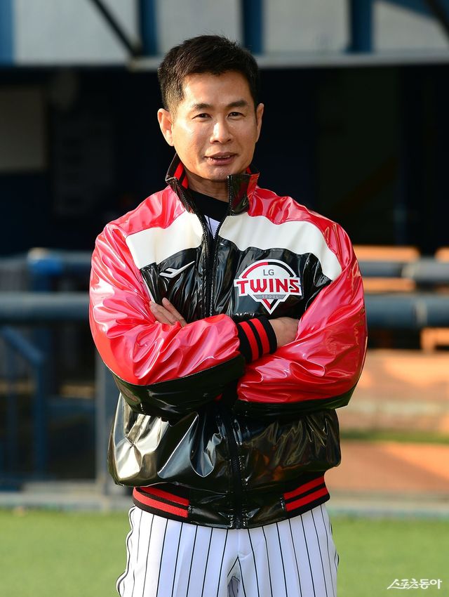 송지만 LG 외야수비·주루코치가 15일 1군 엔트리서 말소됐다. 개인 운동 중 불의의 발가락 부상을 입었다. 스포츠동아DB