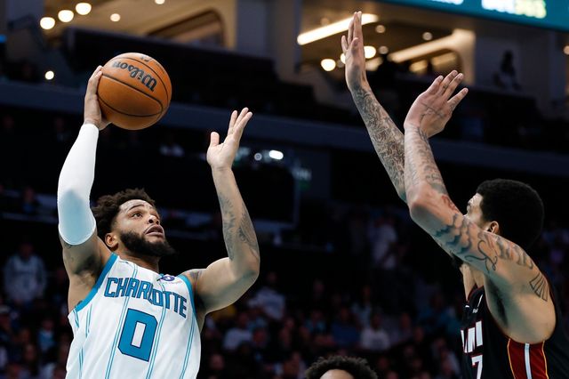 샬럿 마일스 브릿지스(왼쪽)가 15일(한국시간) 스펙트럼센터에서 열린 마이애미와 홈경기 도중 켈렐 웨어를 앞에 두고 플로터를 시도하고 있다. 샬럿｜AP뉴시스