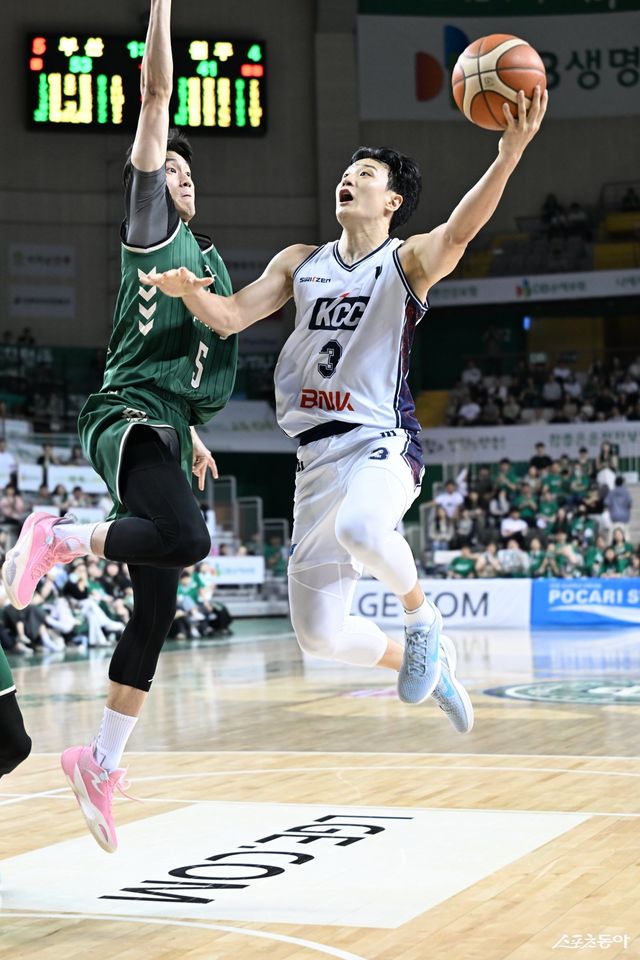 KCC 허웅(오른쪽)이 15일 원주DB프로미아레나에서 열린 6강 PO&nbsp;2차전서 이용우의 수비를 피해 레이업슛을 시도하고 있다. 사진제공｜KBL