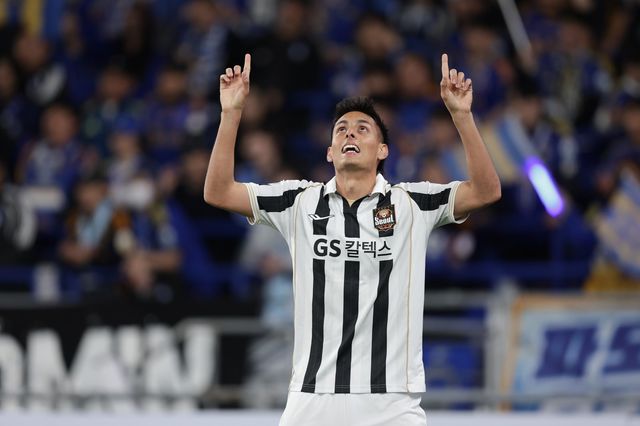 서울 후이즈가 15일 울산문수경기장서 열린 울산과 원정경기 전반 3분 선제골을 넣은 뒤 기뻐하고 있다. 사진제공｜한국프로축구연맹