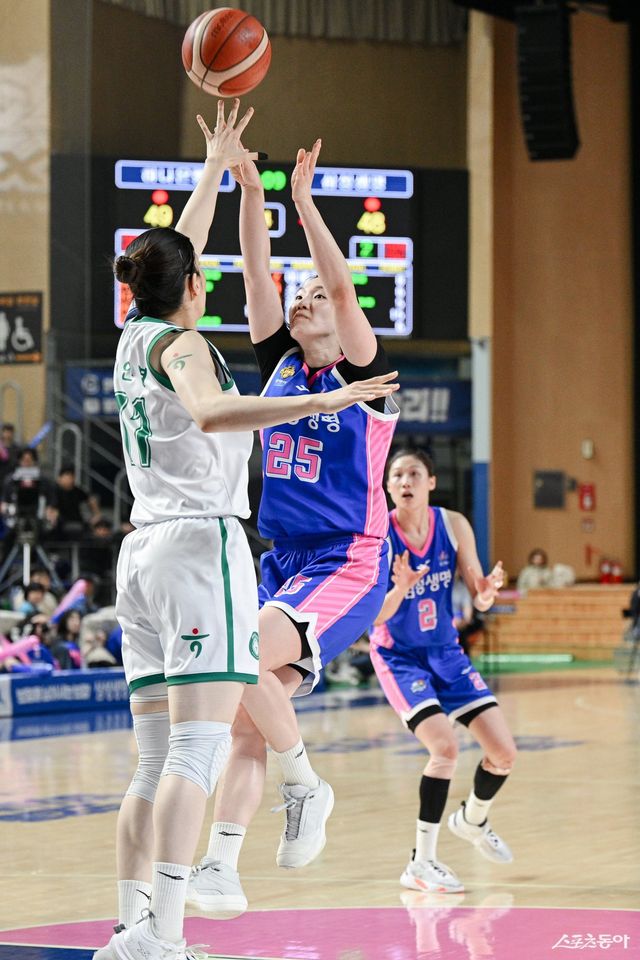 삼성생명 배혜윤(오른쪽)이&nbsp;15일 용인체육관서 열린 하나은행과&nbsp;4강 PO 4차전서 중거리슛을 시도하고 있다. 사진제공｜WKBL