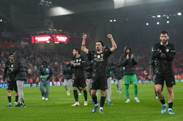 PSG 선수들이 15일(한국시간) 영국 안필드에서 열린 리버풀과 UCL 2차전 원정 경기서 2-0으로 이겨 대회 4강 진출에 성공하자 기뻐하고 있다. 리버풀│AP뉴시스