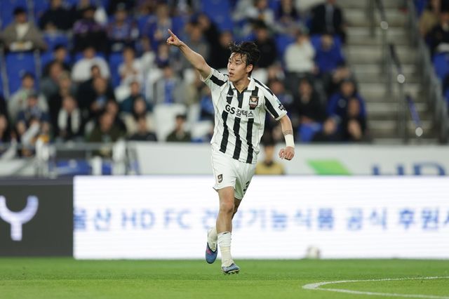 서울 송민규가 15일 울산문수경기장서 열린 울산과 원정경기 전반 30분 팀의 세 번째 골을 넣은 뒤 기뻐하고 있다. 사진제공｜한국프로축구연맹