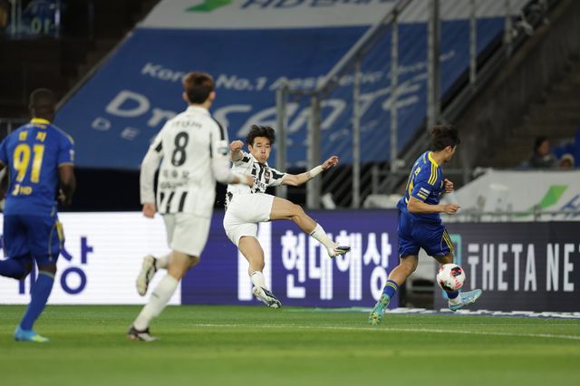 서울 송민규(가운데)가 15일 울산문수경기장서 열린 울산과 원정경기 전반 3분 발리슛을 시도하고 있다. 사진제공｜한국프로축구연맹