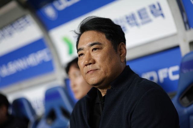 울산 김현석 감독이 15일 서울과 ‘하나은행 K리그1 2026’ 2라운드 순연경기 도중 그라운드를 바라보고 있다. 사진제공｜한국프로축구연맹