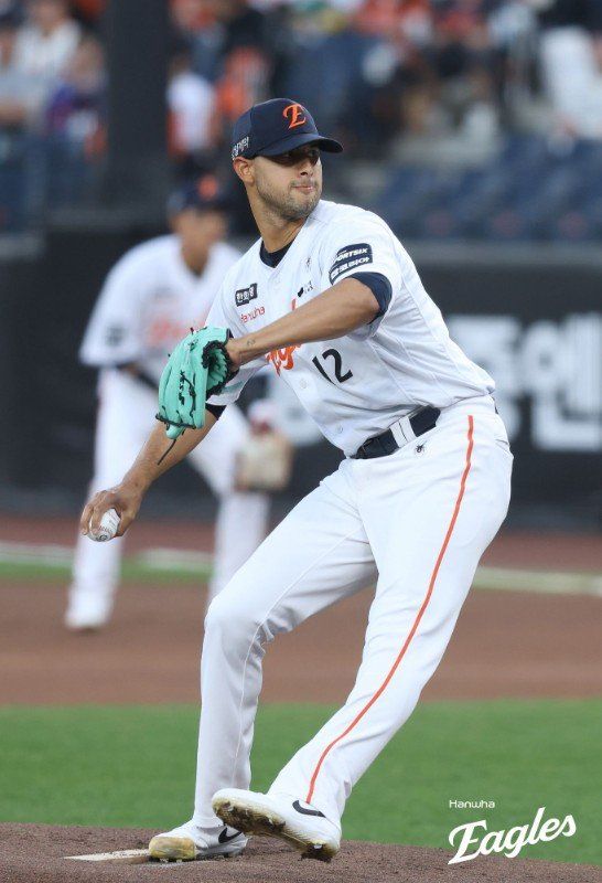 한화 윌켈 에르난데스가 15일 대전한화생명볼파크서 열린 ‘2026 신한 SOL KBO리그’ 삼성전에 선발투수로 등판해 힘차게 공을 던지고 있다. 에르난데스는 0.1이닝 7안타 2볼넷 1탈삼진 7실점으로 크게 무너지며 패전을 떠안았다. 사진제공｜한화 이글스