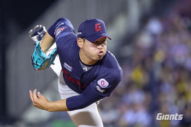 롯데 김진욱이 15일 잠실구장서 열린 LG전서 역투하고 있다. 롯데는 김진욱의 활약에 힘입어 연패를 탈출했다. 사진제공｜롯데 자이언츠
