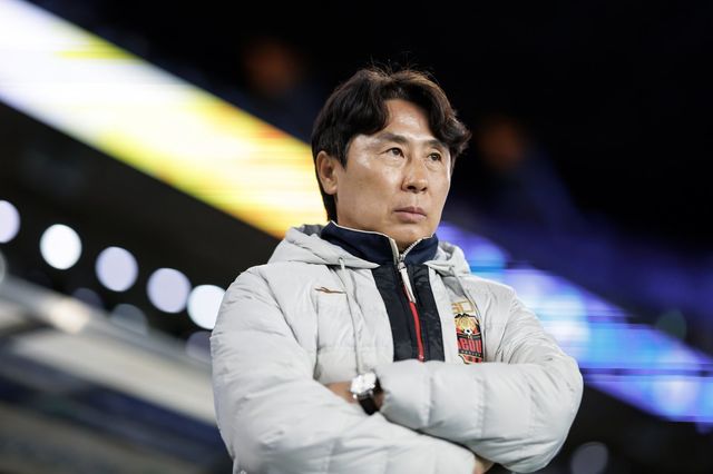 서울 김기동 감독이 15일 울산과 ‘하나은행 K리그1 2026’ 2라운드 순연경기 도중 그라운드를 바라보고 있다. 사진제공│한국프로축구연맹