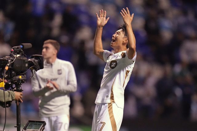 LAFC 손흥민(오른쪽)이 15일(한국시간) 멕시코 푸에블라에서 펼쳐진 크루스 아술과 북중미 챔피언스컵 8강 2차전 원정경기에서 1-1로 비겨, 대회 4강행을 확정한 뒤 원정팬들을 향해 포효하고 있다. 푸에블라｜AP뉴시스