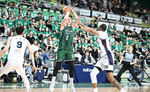 DB 헨리 엘런슨(왼쪽에서 2번째)가 15일 원주DB프로미아레나에서 열린 KCC와 6강 PO&nbsp;2차전 도중 외곽슛을 시도하고 있다. 사진제공｜KBL