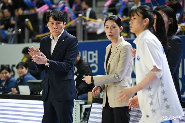2025~2026시즌 경기 도중 팀을 지휘하는 위성우 감독(왼쪽)과 전주원 코치.&nbsp;사진제공｜WKBL