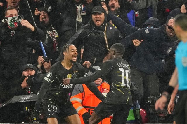 PSG 뎀벨레(오른쪽)가 15일(한국시간) 영국 안필드에서 열린 리버풀과 UCL 2차전 원정 경기서 1-0으로 앞선 후반 막판 추가골을 터트린 뒤 자신의 득점을 도운 바르콜라와 함께 기뻐하고 있다. 리버풀│AP뉴시스