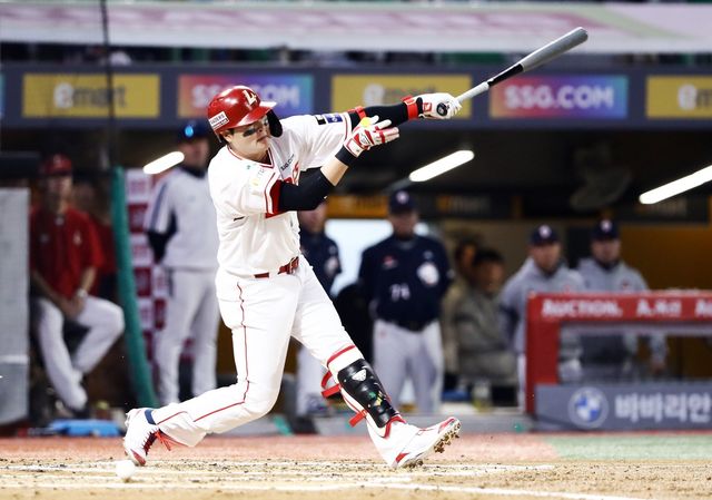 SSG 고명준이 15일&nbsp; 인천SSG랜더스필드서 열린 ‘2026 신한 SOL KBO리그’ 두산과 홈경기서 1회말 결승 3점포를 치고 있다. 사진제공｜SSG 랜더스