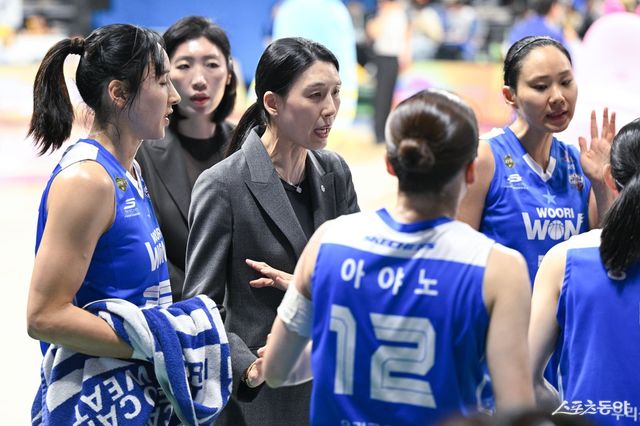 우리은행 전주원 코치(왼쪽 3번째)가 2025~2026시즌 경기 도중 선수들과 얘기를 나누고 있다. 사진제공｜WKBL