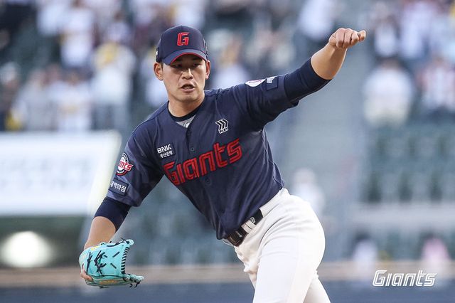 롯데 김진욱이 15일 잠실구장서 열린 LG전서 역투하고 있다. 사진제공｜롯데 자이언츠