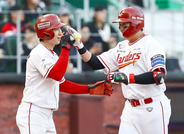 SSG 고명준(오른쪽)이 15일&nbsp; 인천SSG랜더스필드서 열린 ‘2026 신한 SOL KBO리그’ 두산과 홈경기서 1회말 결승 3점포를 친 뒤 박성한과 하이파이브를 하고 있다. 사진제공｜SSG 랜더스