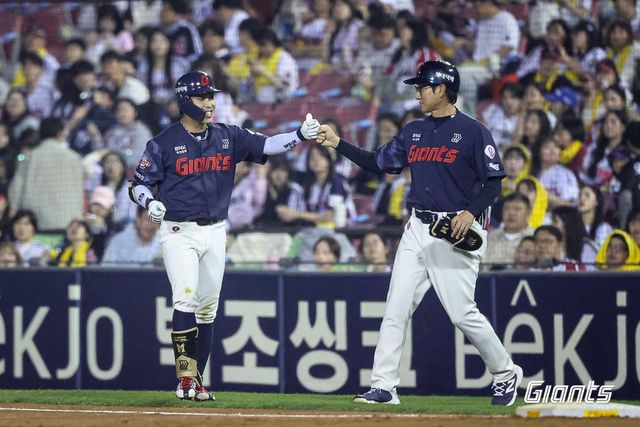 롯데 황성빈(왼쪽)이 14일 잠실구장서 열린 LG전서 안타를 친 뒤 이현곤 주루코치와 주먹을 맞대고 있다. 사진제공｜롯데 자이언츠