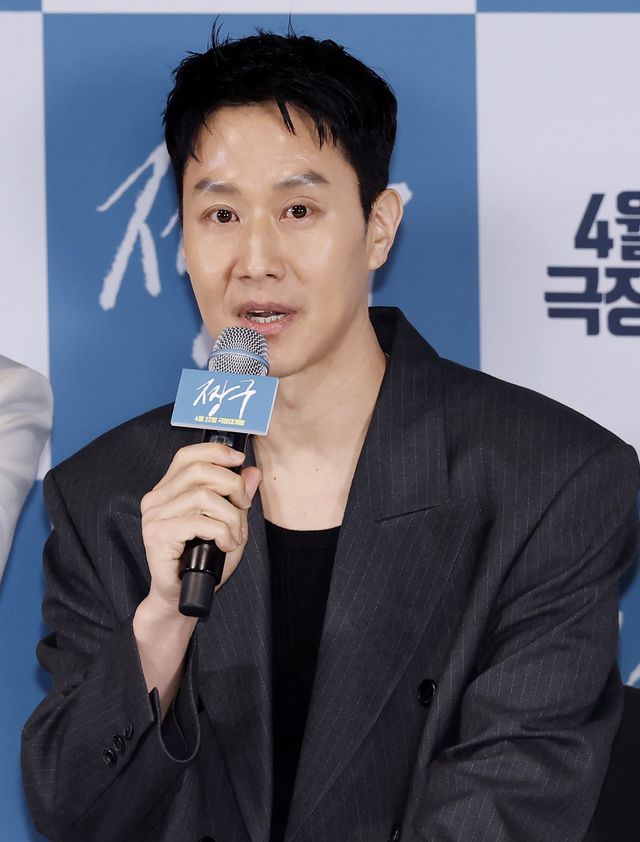 [서울=뉴시스] 김혜진 기자 = 배우 정우가 16일 서울 용산구 CGV용산아이파크몰에서 열린 영화 ‘짱구’ 언론시사회에서 인사말을 하고 있다. 2026.04.16. jini@newsis.com