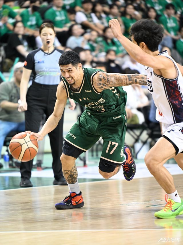 KCC 허훈(오른쪽)이 15일 원주DB프로미아레나에서 열린 DB와 6강 PO 2차전 도중 이선 알바노의 드리블 돌파를 막아서고 있다. 사진제공｜KBL