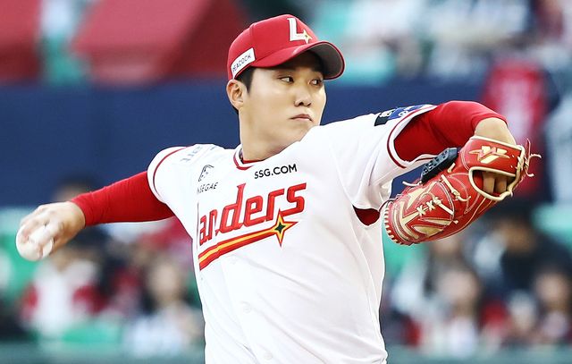 SSG 최민준은 올해 뛰어난 투구로 선발진의 공백을 완벽하게 채우고 있다. 사진제공｜SSG 랜더스