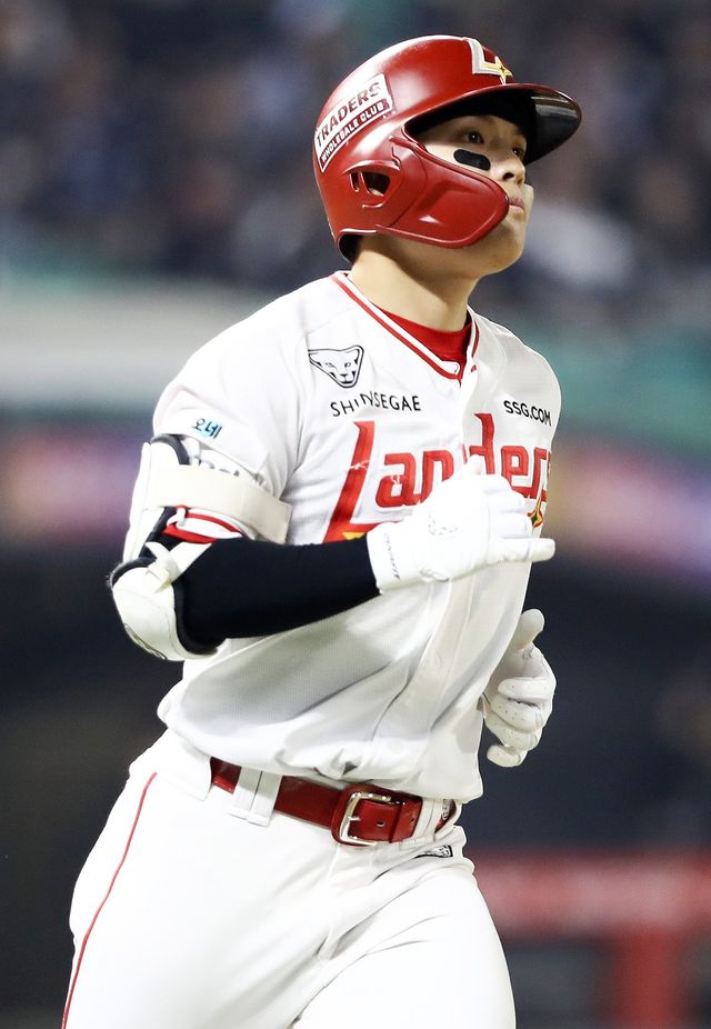 SSG 정준재는 비시즌 준비했던 과정을 결과로 증명하며 팀의 주전 2루수로 도약하려고 한다. 사진제공｜SSG 랜더스