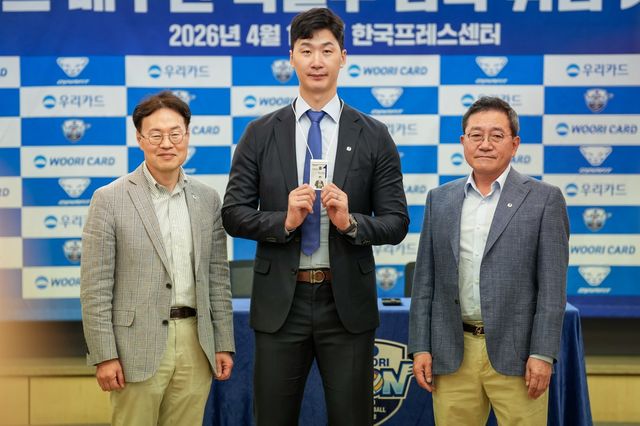 박철우 우리카드 감독(가운데)이 16일 서울 중구 프레스센터에서 열린 취임 기자회견을 앞두고 진성원 구단주(오른쪽 끝)와 이인복 단장으로부터 사원증을 받은 뒤 환하게 웃고 있다. 사진제공│우리카드 배구단