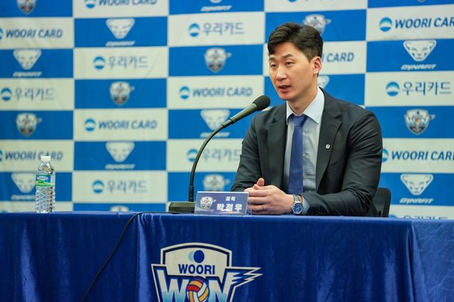 박철우 우리카드 감독이 16일 서울 중구 프레스센터에서 열린 취임 기자회견에서 취재진의 질문을 받은 뒤 답변하고 있다. 사진제공│우리카드 배구단