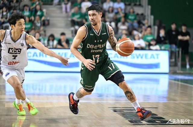 KCC 허훈(왼쪽)이 15일 원주DB프로미아레나에서 열린 DB와 6강 PO 2차전 도중 돌파를 시도하는 이선 알바노를 쫓아가고 있다. 사진제공｜KBL