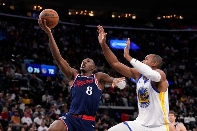 골든스테이트 알 호포드(오른쪽)가 16일(한국시간) 인튜이트돔에서 열린 LA 클리퍼스와 NBA 2025~2026시즌 PIT 원정경기 도중 블로킹을 시도하고 있다. LA｜AP뉴시스