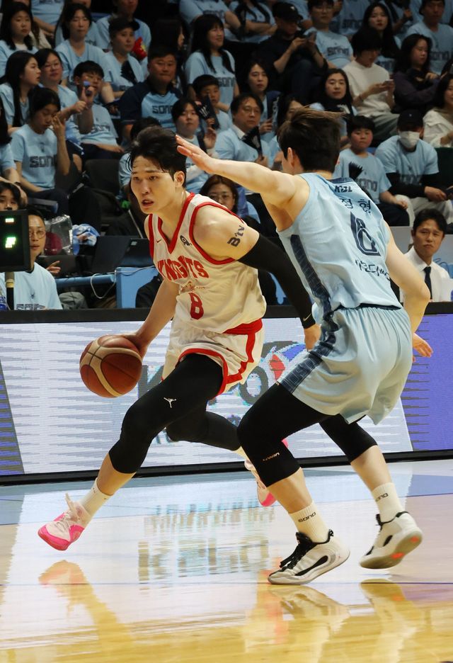 SK 안영준(왼쪽)이 16일 고양소노아레나에서 열린 소노와 6강 PO 3차전서 이정현의 수비를 피해 돌파를 시도하고 있다. 고양｜뉴시스
