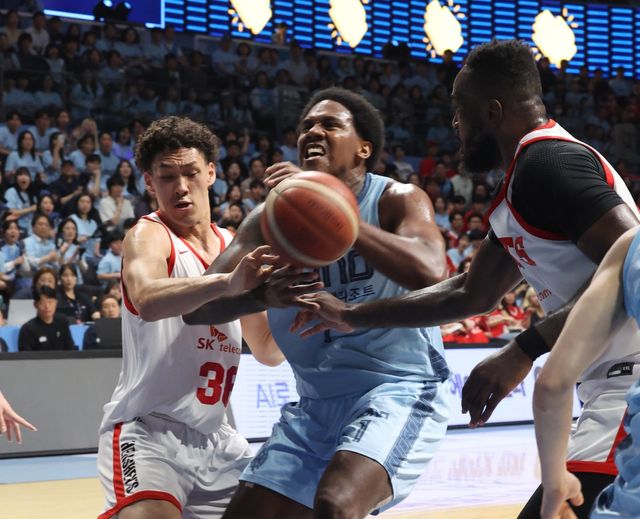 소노 네이던 나이트 (가운데)가 16일 고양소노아레나에서 열린 SK와 6강 PO 3차전서 자밀 워니(오른쪽)과 에디 다니엘 사이에서 골밑슛을 시도하고 있다. 고양｜뉴시스