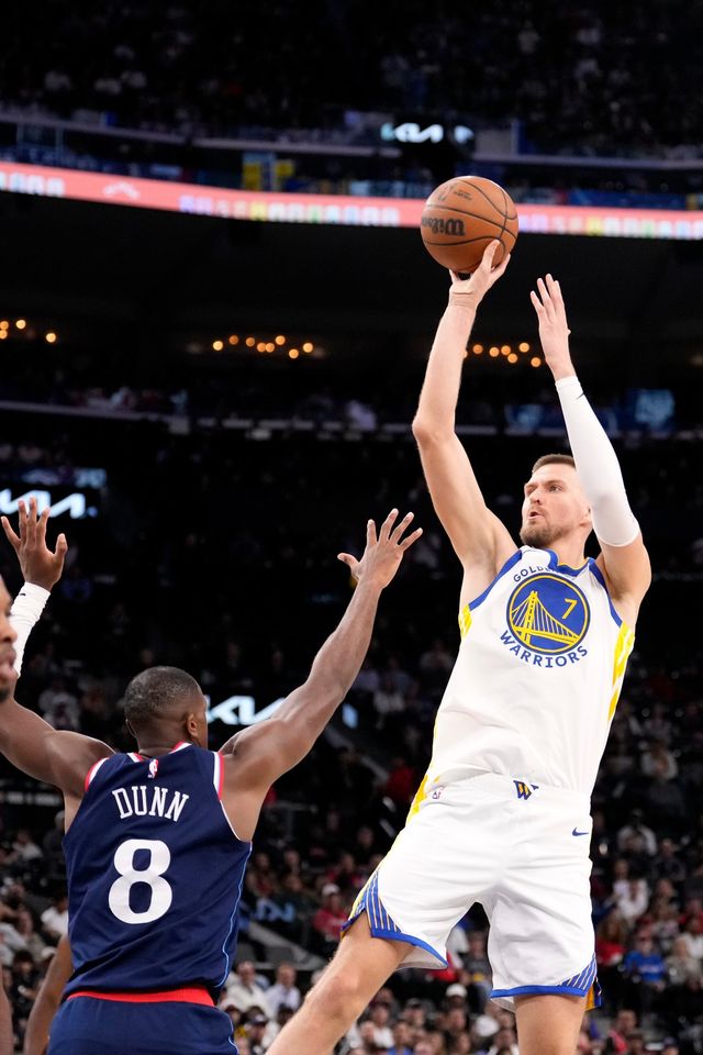 골든스테이트 크리스탑스 포르징기스(오른쪽)가&nbsp;16일(한국시간) 인튜이트돔에서&nbsp;열린 LA 클리퍼스와&nbsp;NBA 2025~2026시즌 PIT 원정경기 도중 3점슛을 시도하고 있다. LA｜AP뉴시스