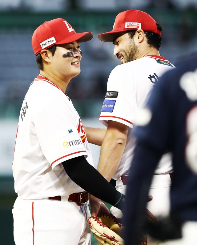 SSG 미치 화이트(오른쪽)가 16일 인천 두산과 홈경기서 고명준과 대화하고 있다. 사진제공｜SSG 랜더스